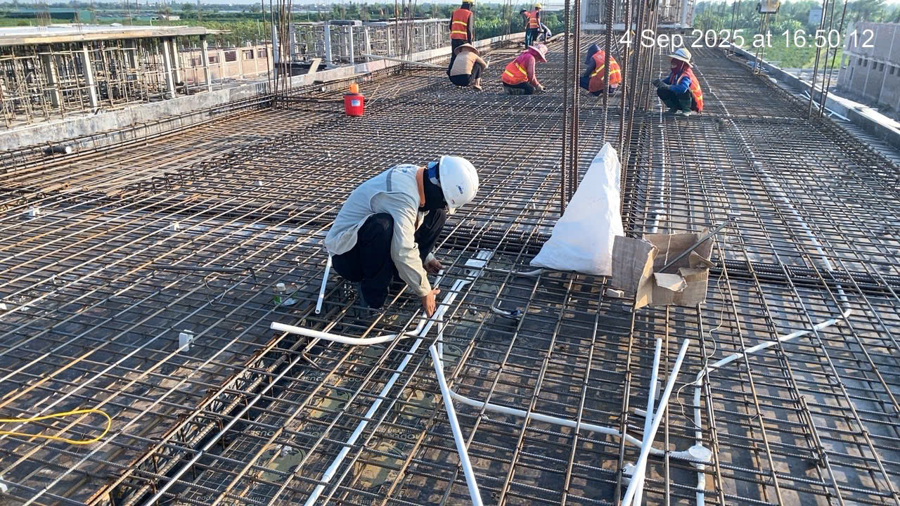 MECO Việt Nam Trúng Thầu Dự Án Cơ Điện Trại Tạm Giam Hải Dương 3 Công nhân chăm chỉ làm việc