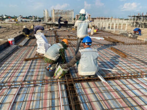 Công nhân cơ hữu thi công điện nước tại công trình